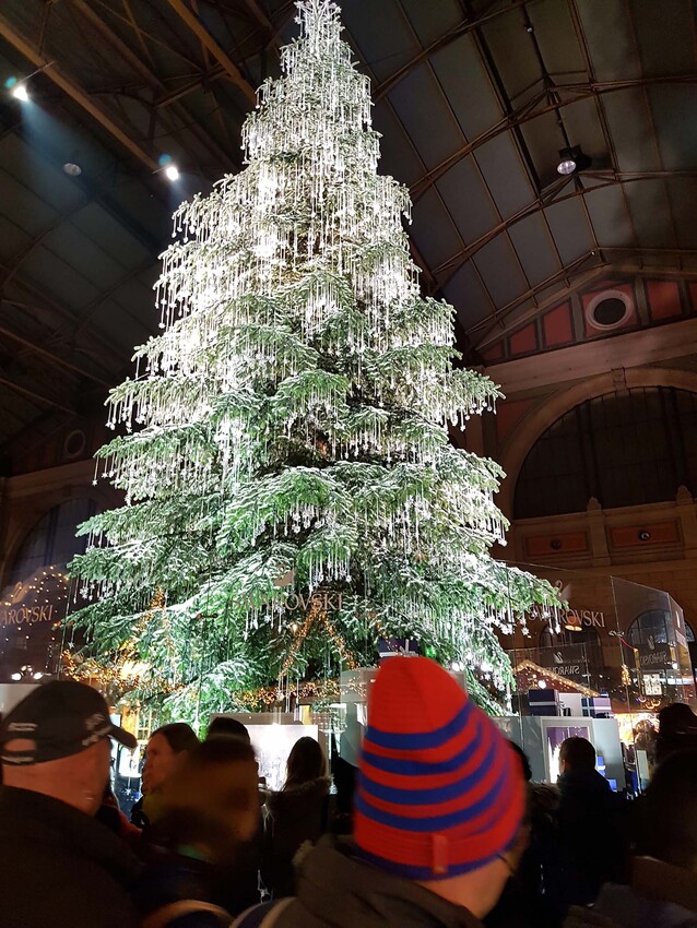 Weihnachtsbaum im Zürcher Hauptbahnhof (HB) 2018