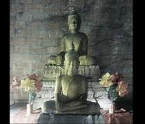 Buddhas vom der Höhle "Schiffsfelsen"